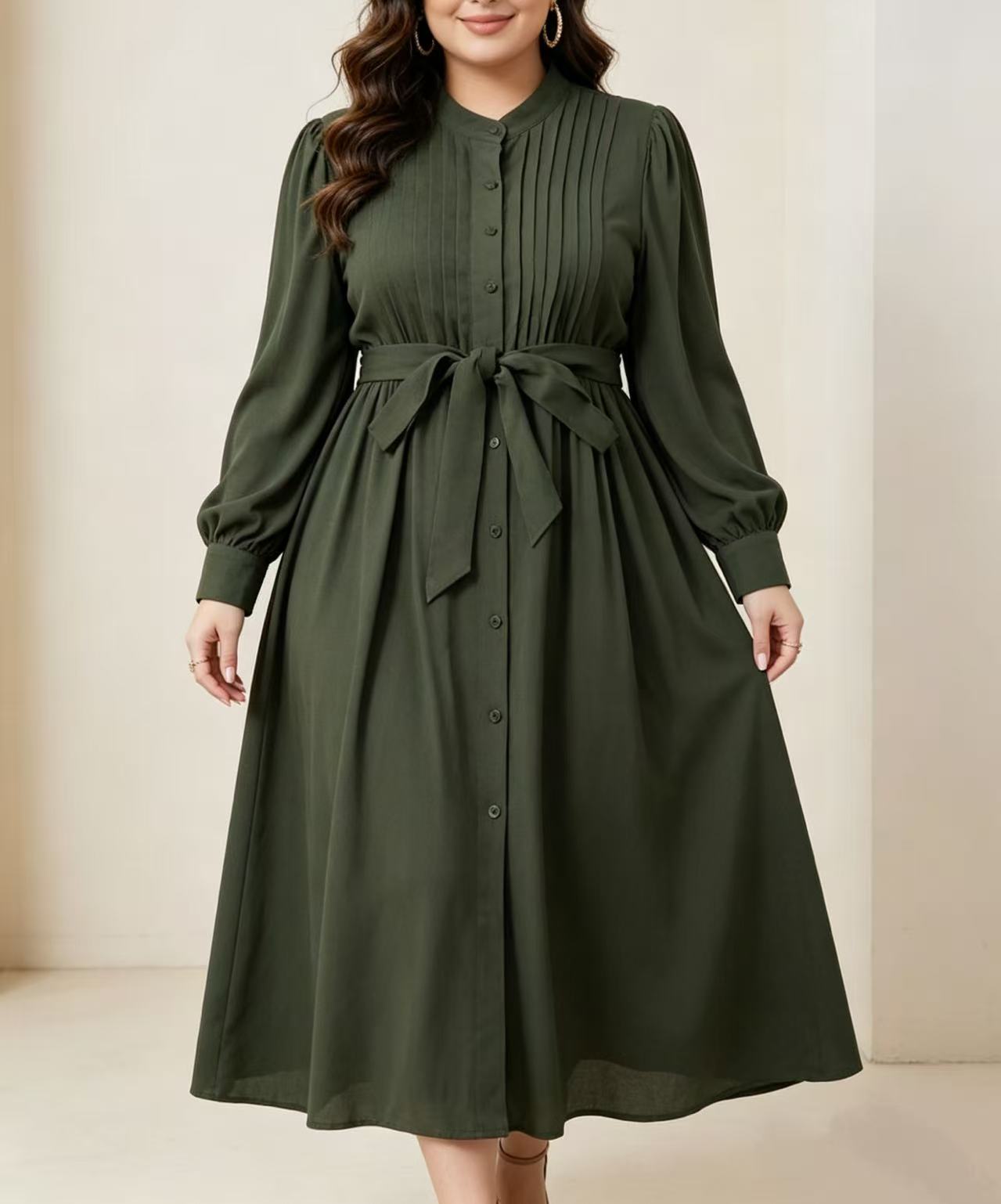 Belted Shirt Dress - Plus-Size Damen-Maxikleid in Armeegrün mit plissierter,